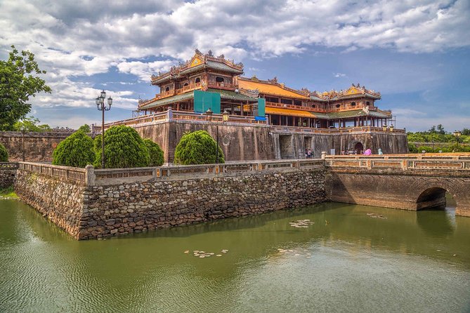 14 days Vietnam bicycling tour - Hanoi arrival: Hoan Kiem Lake walking lanes and Dong Xuan Market