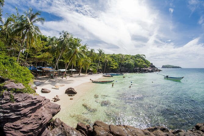 17-Day Vietnam Tour | Explore the Best Highlights of Vietnam - Ha Long and Lan Ha by cruise boat: sunrise Tai Chi and island scenery