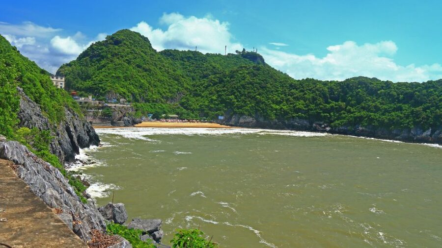2-Day Ha Long Bay Cruise with Activities - Day 2: Little Island, Mekong Cave, and kayaking on Dao Be Island