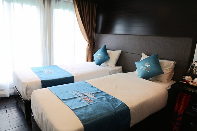 2 day Oasis Bay Cruise to Halong Bay from Hanoi - Cat Ba dinner and the live DJ night