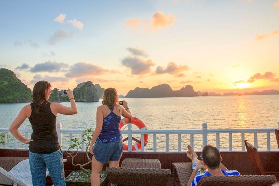 2-Day Royal Palace Ha Long Bay & Ti Top Island Cruise - Surprising Cave plus a return cruise through lesser-explored areas