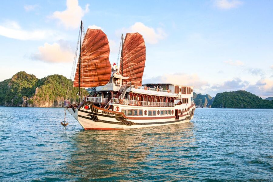 2-Day Royal Palace Ha Long Bay & Ti Top Island Cruise - The Hanoi-to-Tuan Chau transit, then straight into the cruise