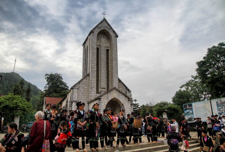 2-Day Sa Pa Ethnic Homestay Tour & Trek with Limousine Bus - Price and logistics: what makes this feel like good value