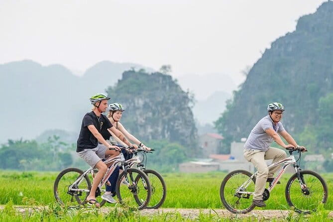 21-Day Vietnam Itinerary Explore North to South Highlights - Ninh Binh: Hoa Lư ancient capital, Tam Coc boats, and the Mua Cave climb