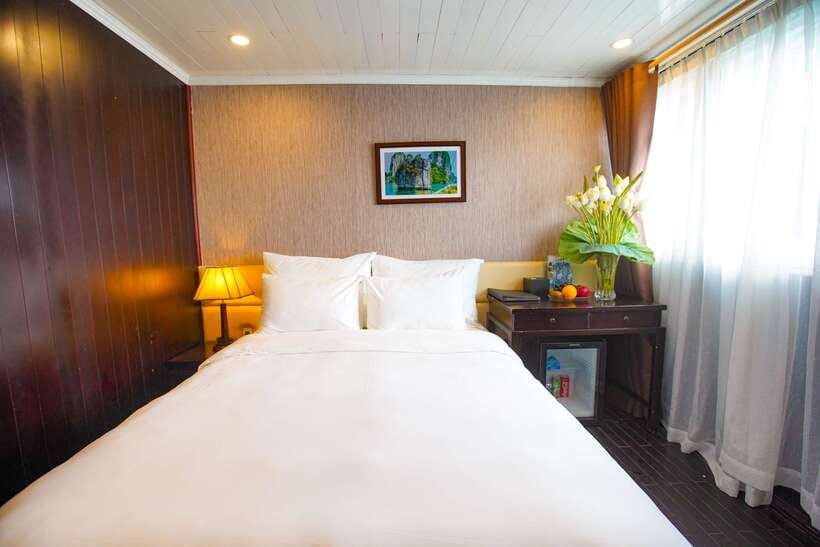 4-star Halong Paloma Cruise 2D1N Trip - Day 2: Vung Vieng floating village by bamboo sampan and a quick pearl lesson