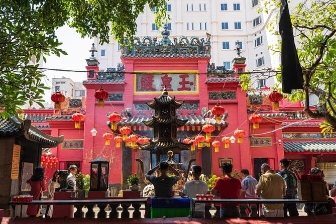 8 days 360° Vietnam Adventure from Hanoi - Day 1 in Hanoi: Ho Chi Minh Museum to Hoan Kiem Lake walk