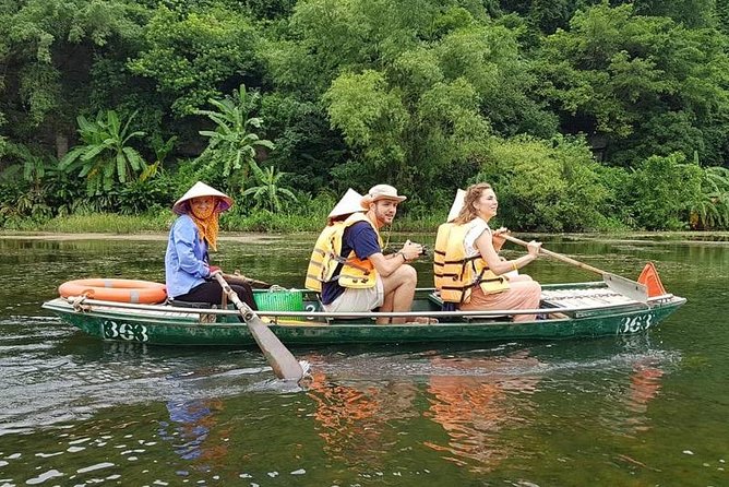Bai Dinh - Trang An - Full day trip (private tour) - Trang An boat ride through caves: turquoise river water and local rowers