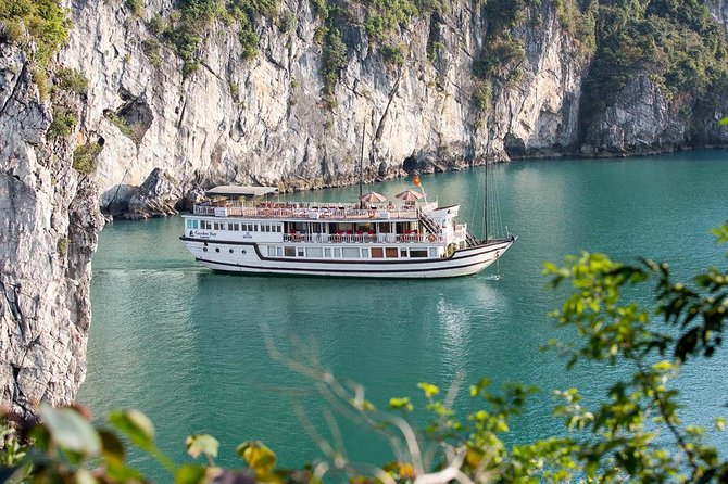 Bai Tu Long Bay Boutique Cruise: Visit Bai Tu Long bay & Overnight boat in 2 day - Food onboard: more than just eating in transit