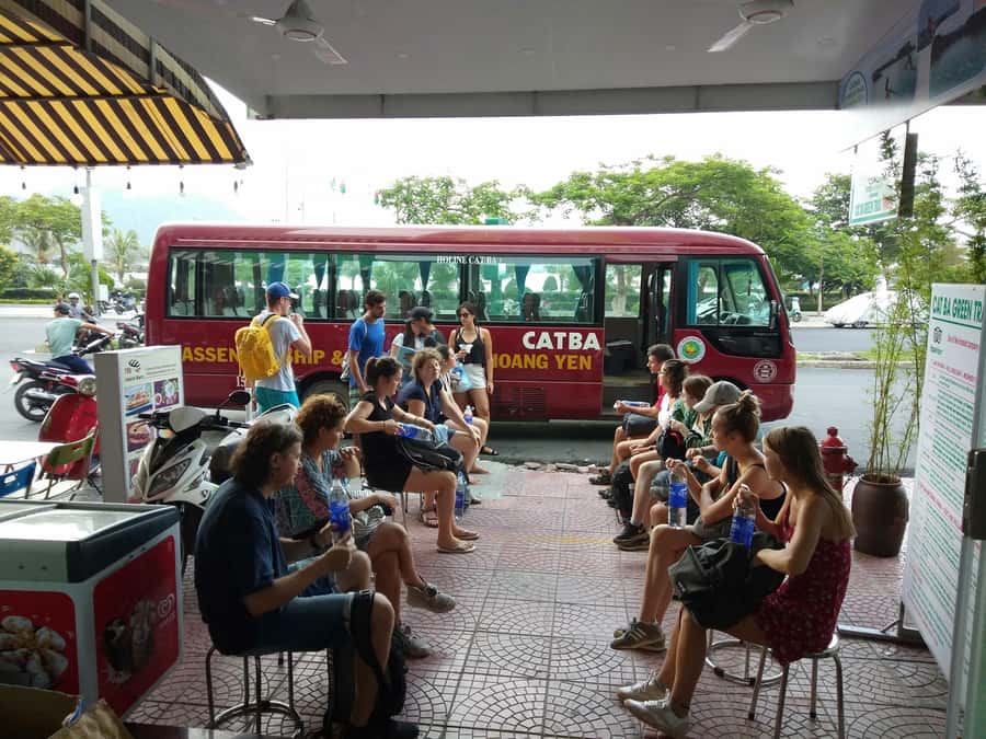 Cat Ba Island: Full-Day Cruise to Lan Ha Bay and Ha Long Bay - Visiting a local fish farm: a quiet stop with real context