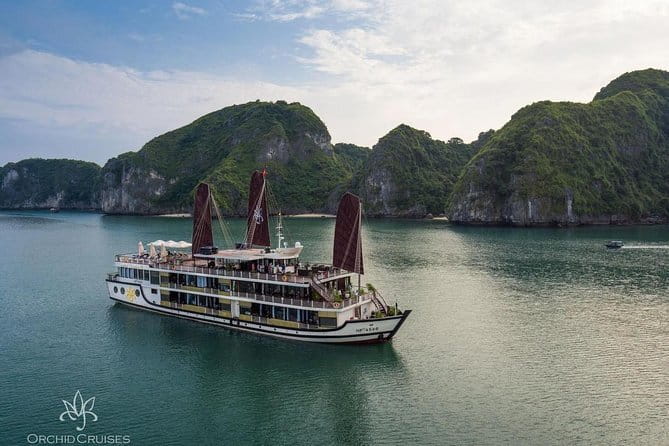 Cat Ba: Lan Ha Bay & Ha Long Bay Boat Trip, biking, kayakin,lunch - Bright and Dark Caves by kayak: what you’ll actually be doing