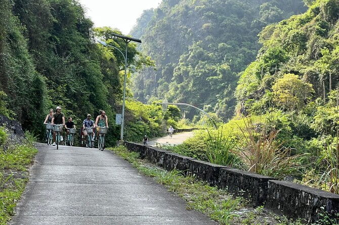 Cat Ba: Lan Ha Bay & Ha Long Bay Boat Trip, biking, kayakin,lunch - Lunch on board: Vietnamese seafood + vegetarian, with the good kind of downtime