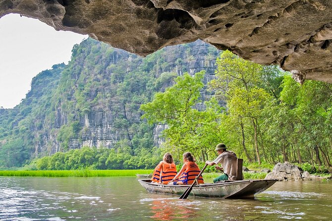 Day Tour at Hoa Lu, Tam Coc and Ninh Binh in Vietnam - Hoa Lư temples of the Dinh & Le dynasties: a compact start with big atmosphere