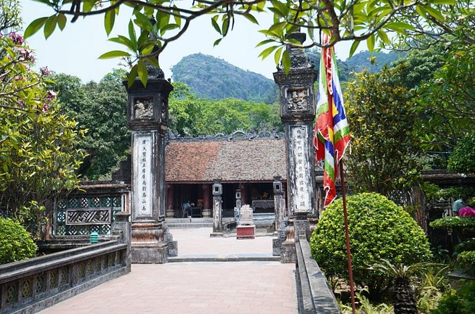 Day Tour at Hoa Lu, Tam Coc and Ninh Binh in Vietnam - Mua Cave and the Ngoa Long mountain trek: the view payoff at 15:30