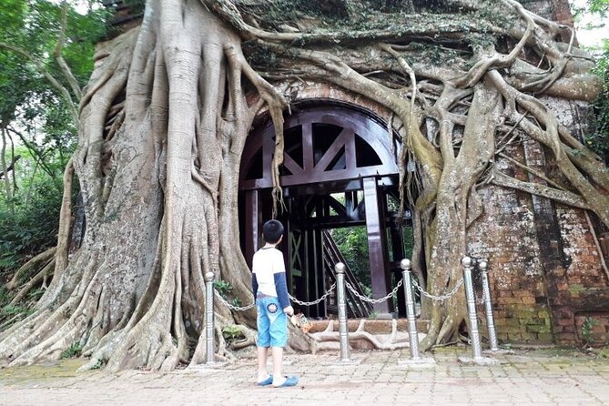 Duong Lam Ancient Village Private Tour: Ancient Vestage, Fortress - Private guide and private car: why this format works here