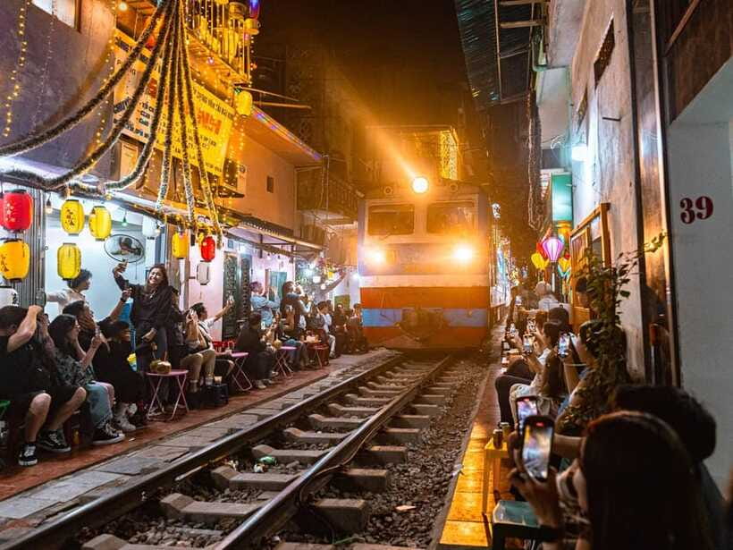 (EN/JP)Private tour with a local friend & Train Street visit - Hanoi Old Quarter on foot: the 1000-years-happens-in-real-time part