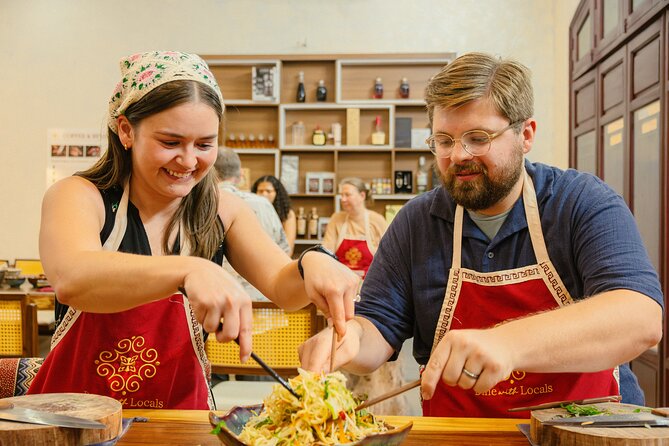 Experience Hanoi Cooking Class with Free Wine Tasting - Entering Đồng Xuân Market: your Vietnamese food primer