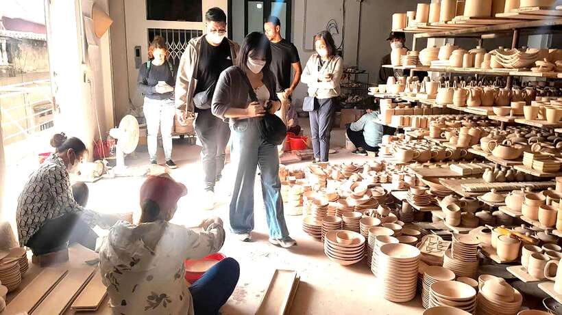 Explore Bat trang village & Ceramics factories / local guide - Bat Trang village wandering: shopping with a better eye