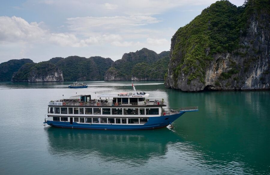 From Halong: 2 Days / 1 night with Halong - Lan Ha tour - Lan Ha Bay Ong Cam Area: Kayak and Swim Time in a Quieter Stretch