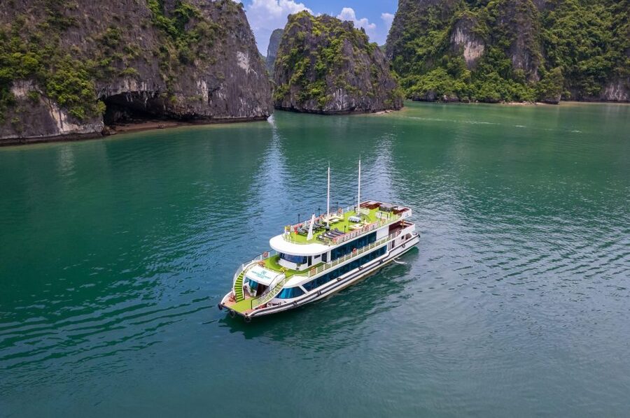 From Hanoi: 1-Day Halong 5-Star Cruise w/Jacuzzi & Limousine - Getting to Tuan Chau: the Hanoi limousine part