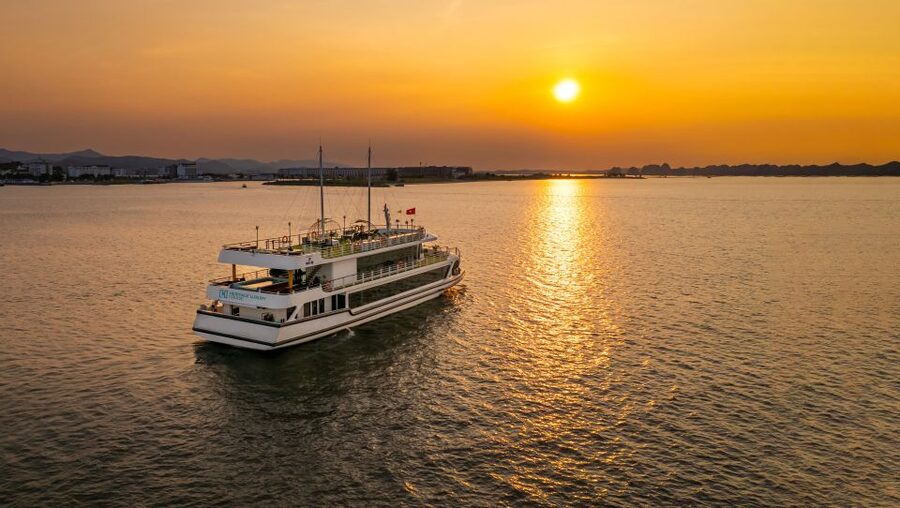 From Hanoi: 1-Day Halong 5-Star Cruise w/Jacuzzi & Limousine - Buffet lunch on the boat: fuel without wasting the day