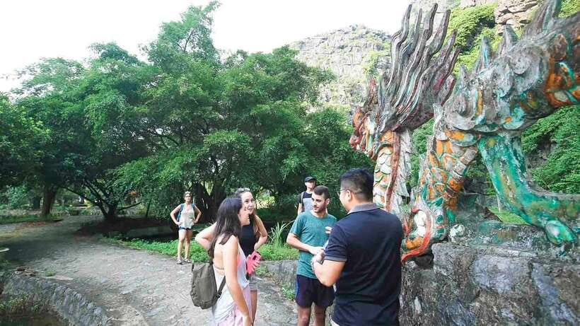From Hanoi: 1-Day Ninh Binh Highlights Tour with Lunch - Hotel pickup in the Hanoi Old Quarter and the 25-minute refresh stop