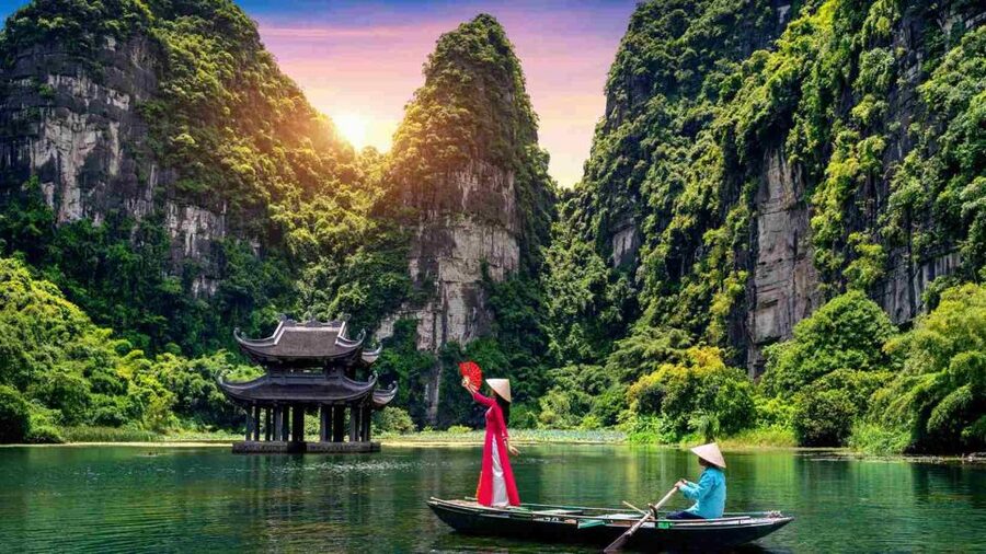From Hanoi: 3-Day Luxury Tour Ninh Binh & Ha Long Bay Cruise - Day 1 in Ninh Binh: Hoa Lu temples, Trang An caves, and the Mua Cave climb