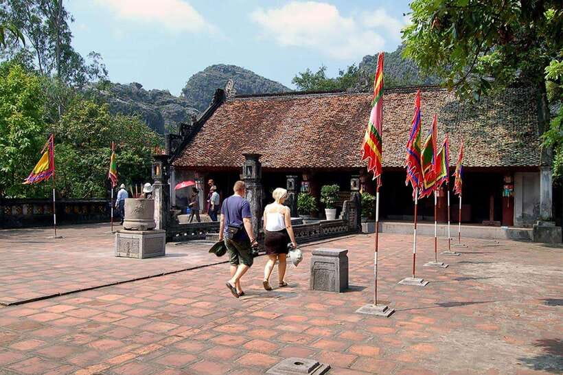 From Hanoi: 5-Day Sapa, Ninh Binh, Ha Long Bay Cruise - Ninh Binh: Hoa Lu, Tam Coc boats, and the Mua Cave payoff