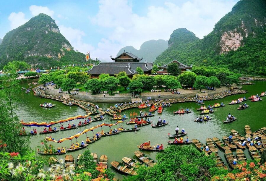 From Hanoi: Bai Dinh,Trang An and Mua Cave Trip - The lunch stop at Ninh Binh Excursion Restaurant: vegetarian is available, but watch expectations