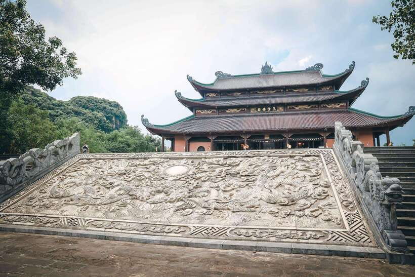 From Hanoi: Bai Dinh, Trang An Mua Cave - A Scenic Day Tour - Mua Cave viewpoint: 500 steps to a big-sky perspective