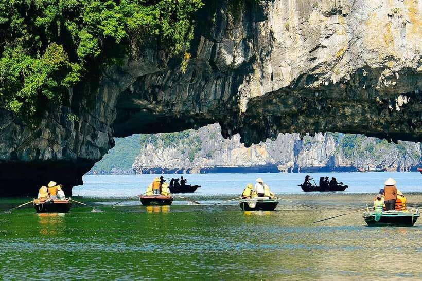 From Hanoi: Explore Ha Long Bay Full Day - Sung Sot Cave and its 700+ steps: how to enjoy the hard part