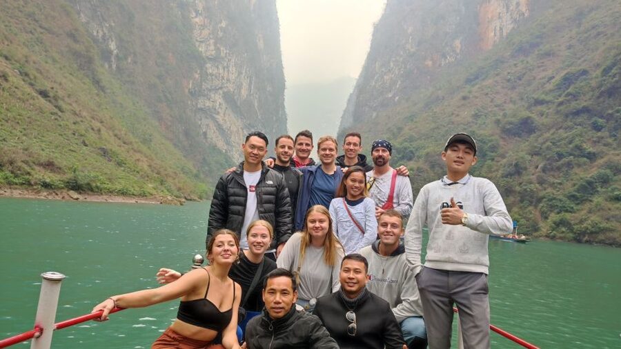 From Hanoi: Ha Giang Loop 4-Day Motorbike Tour - Day 3: Du Gia market, hemp weaving at Lung Tam, then Nam Dam nights