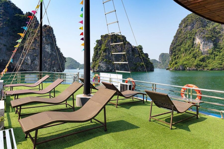From Hanoi: Halong Bay 1 Day Trip Visit Cave, Island, Kayak - Titop Island at 15:30: hike for views or go for beach time