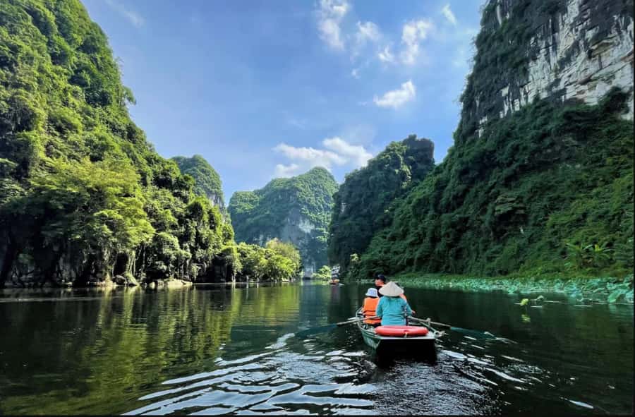 From Hanoi: Hoa Lu, Tam Coc, and Mua Cave Adventure Day Tour - Mua Cave climb and the Ngo Đồng River panorama