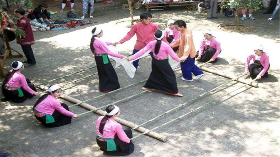 From Hanoi: Mai Chau Valley & Hill Tribes 2-Day Trek Tour - Food and Evening Entertainment: Lunch at a Home and Ruou Can