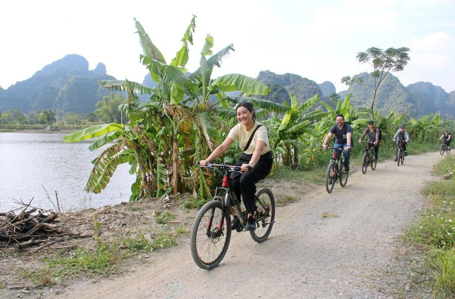 From Hanoi: Ninh Binh, Hoa Lu, Tam Coc and Mua cave - Lunch break: Vietnamese buffet with real local dishes