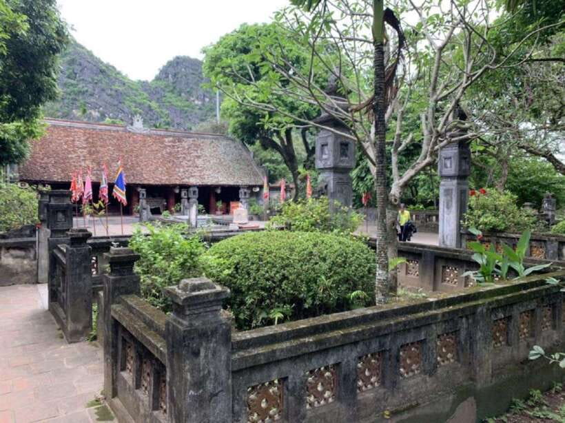 From Hanoi: Ninh Binh, Hoa Lu, Trang An and Mua Cave Trip - Lunch: A Buffet Break With Vegetarian Options