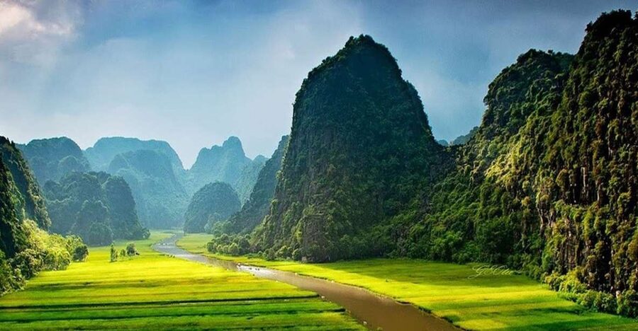 From Hanoi: Ninh Binh-Hoa Lu-Trang An-Mua-Cave-Buffet Lunch - One-day routing from Hanoi that actually makes sense