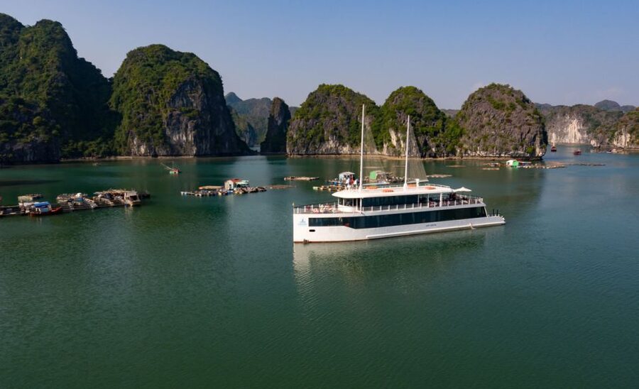From Hanoi or Halong: Halong Bay Day Cruise - Kayaking or rowing at Dark and Bright Cave: how to make this time worth it