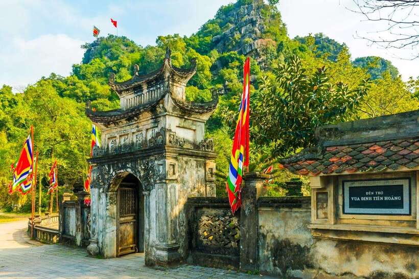 From Hanoi: Tam Coc Boat Trip and Hoa Lu & Mua Cave Tour - Lunch in Ninh Binh: buffet energy management for a long day