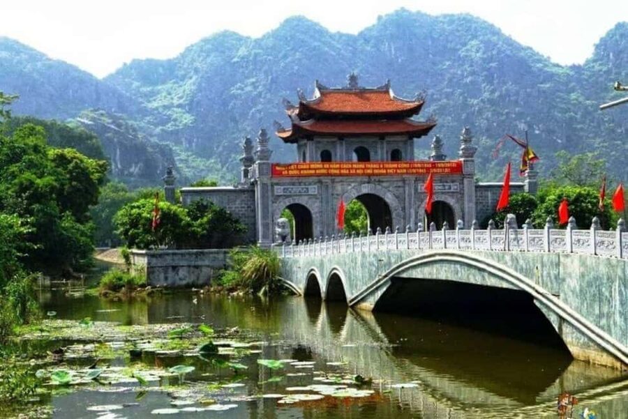 From Hanoi: Visit Hoa Lu & Trang An or Tam Coc & Mua Caves - One-Day Ninh Binh Plan: Hoa Lu, Caves, and Hang Mua