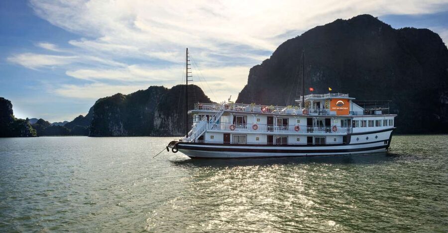 From Ninh Binh: Ha Long Bay 2 days 1 night on 3-star Cruise - From Ninh Binh to Tuan Chau: the ride that sets the pace