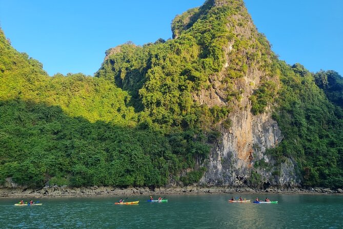 Full-day Explore Halong Bay on Cruise - Bai Tu Long Bay pass: variety without stealing the day