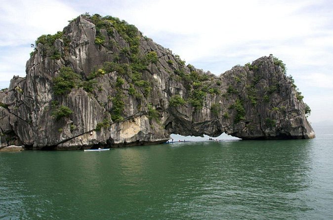 Full-Day Halong Bay Tour Including Kayaking from Hanoi - Kayaking in Halong Bay: 40 Minutes That Can Go Fast