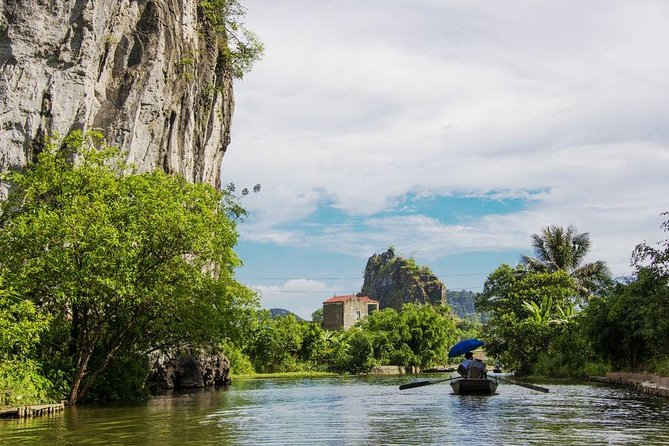 Full day Hoa Lu - Tam Coc sampan boat and countryside biking trip - Tam Coc sampan cruise: why the boat rhythm matters