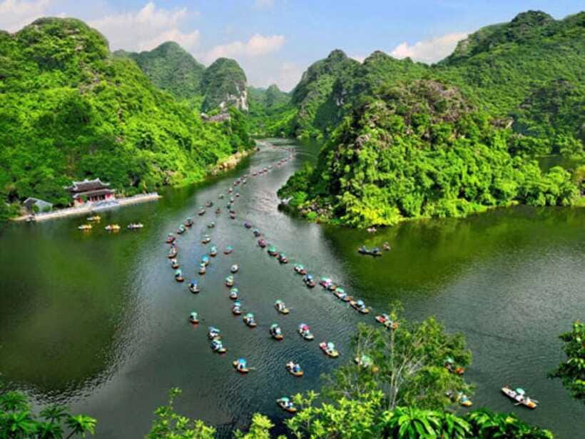 Full-Day Perfume Pagoda Group Tour - Your guide and the small moments that make a group tour work