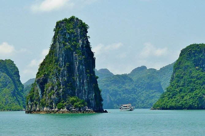 Ha Long Bay 1 Day Tour - Getting on the water: kayaking or bamboo boat rowing