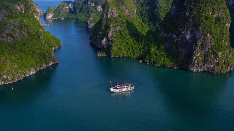 Ha Long Bay - Bai Tu Long Bay Luxury Boat Tour & Transfer - Luon Water Cave: kayak or bamboo boat through the gate