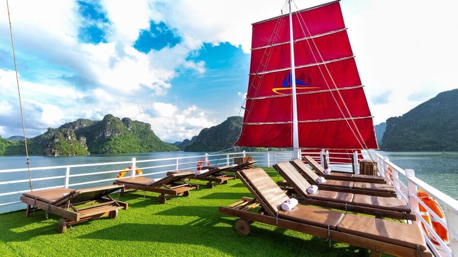 Ha Long Bay - Bai Tu Long Bay Luxury Boat Tour & Transfer - Titop Island: 360-degree views and beach time