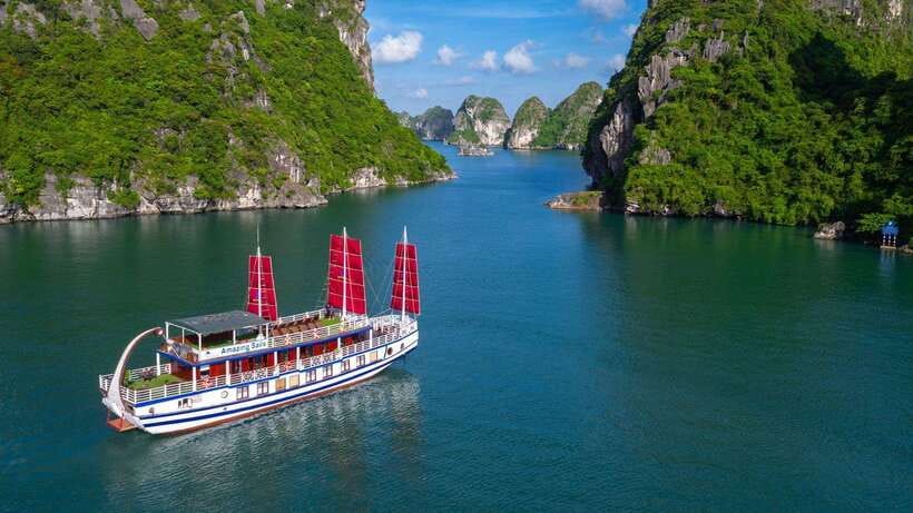 Ha Long Bay - Bai Tu Long Bay Luxury Boat Tour & Transfer - Luxury sail day: what Bai Tu Long cruising feels like