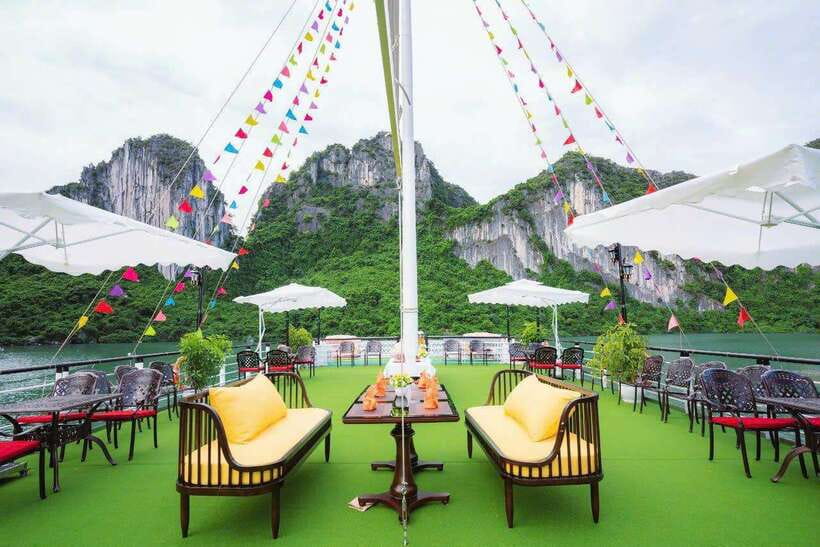 Ha Long Bay Deluxe Cruise & kayaking - 1 Day - From Hanoi or Tuan Chau: the ride that shapes the day